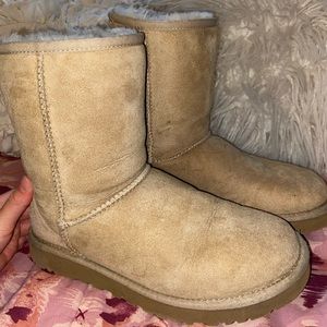 Classic Women’s Ugg’s Size 7